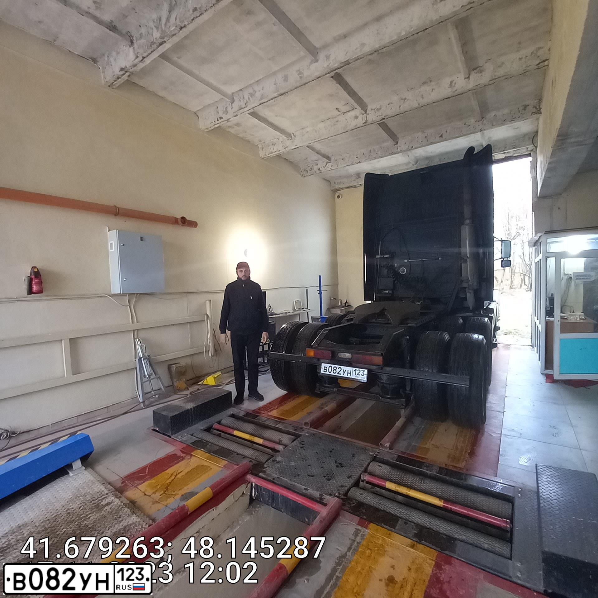 Фото автомобиля ВОЛЬВО VNL 670, 2004 — госномер У560ЕХ05. Цвет: синий
