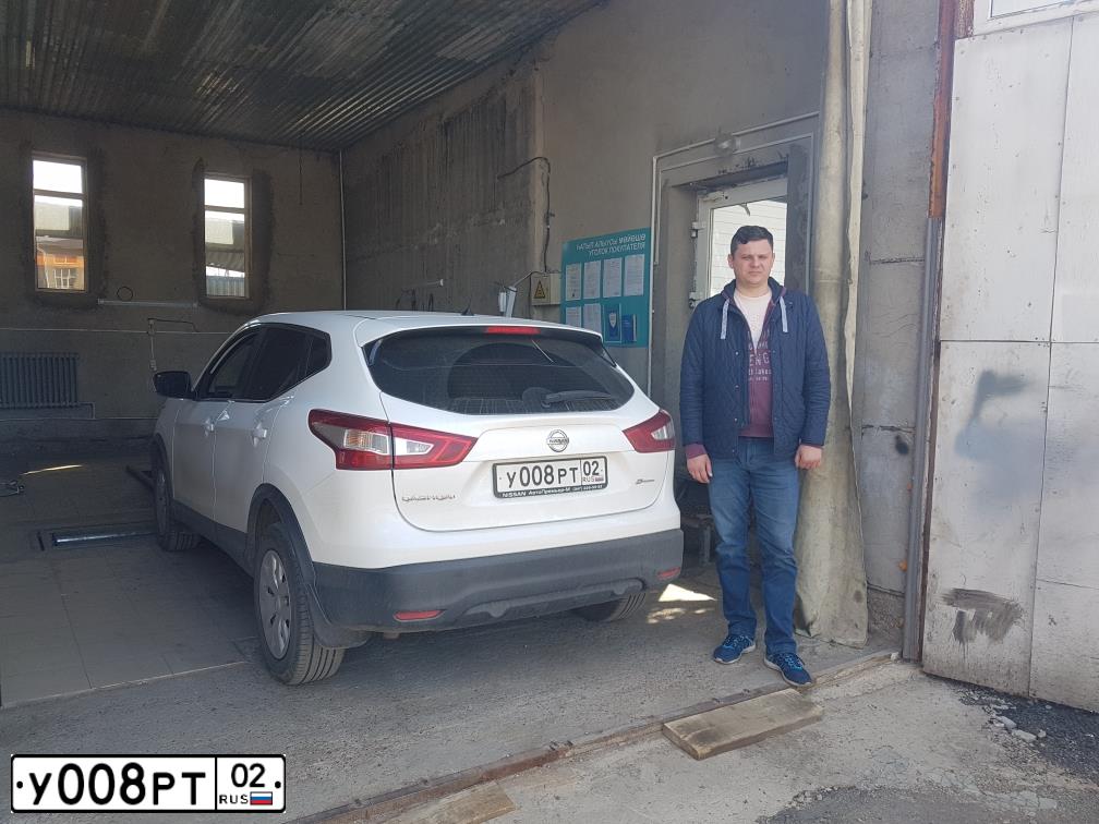 Фото автомобиля NISSAN QASHQAI, 2016 — госномер У008РТ02. Цвет: Белый