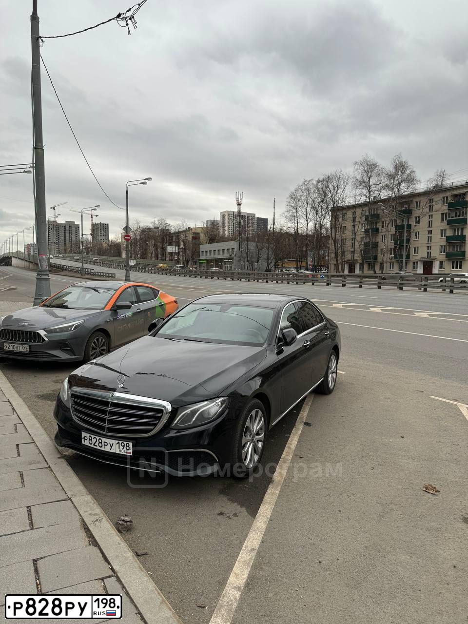 Фото автомобиля MERCEDES E-KLASSE, 2018 — госномер Р828РУ198. Цвет: ЧЕРНЫЙ