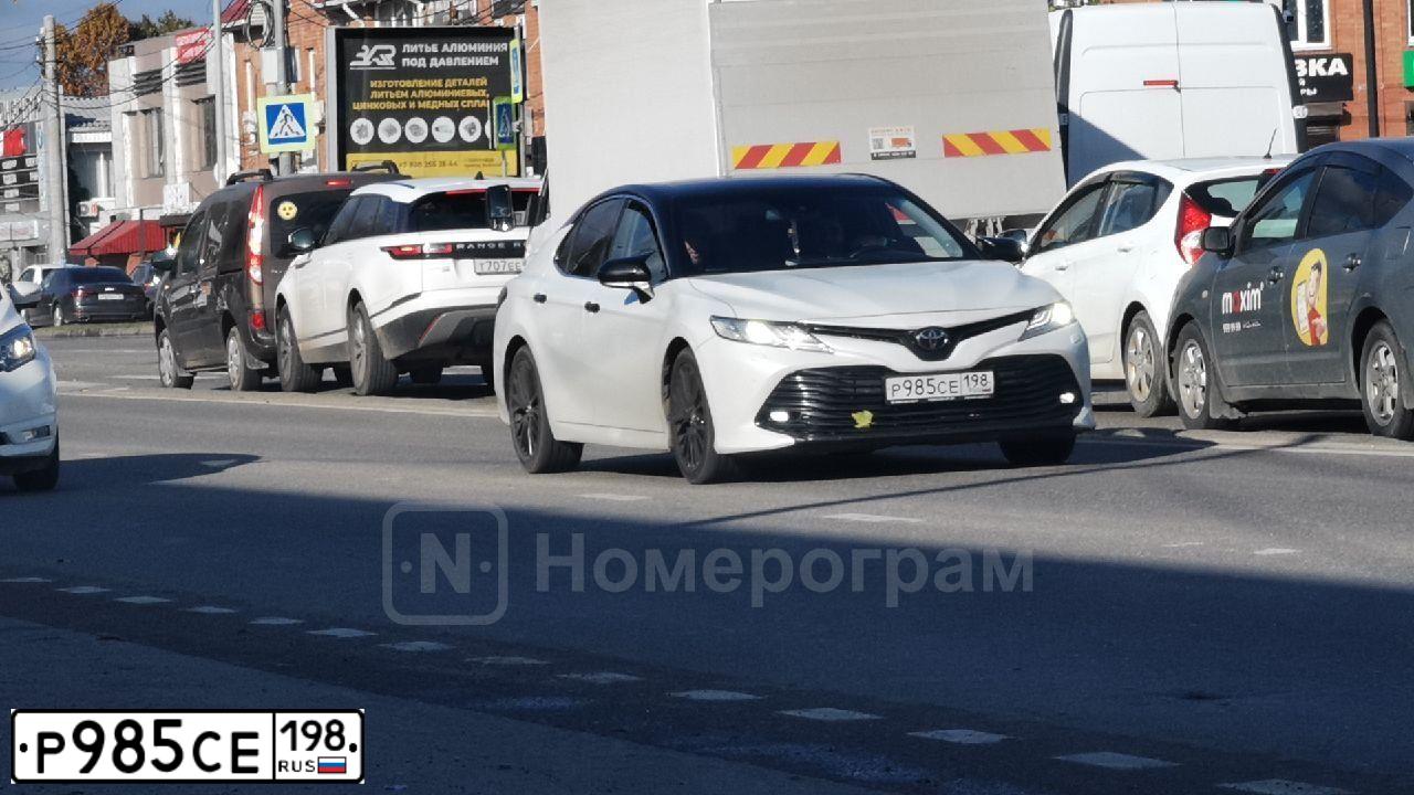 Фото автомобиля TOYOTA CAMRY, 2019 — госномер Р985СЕ198. Цвет: БЕЛЫЙ ПЕРЛАМУТР