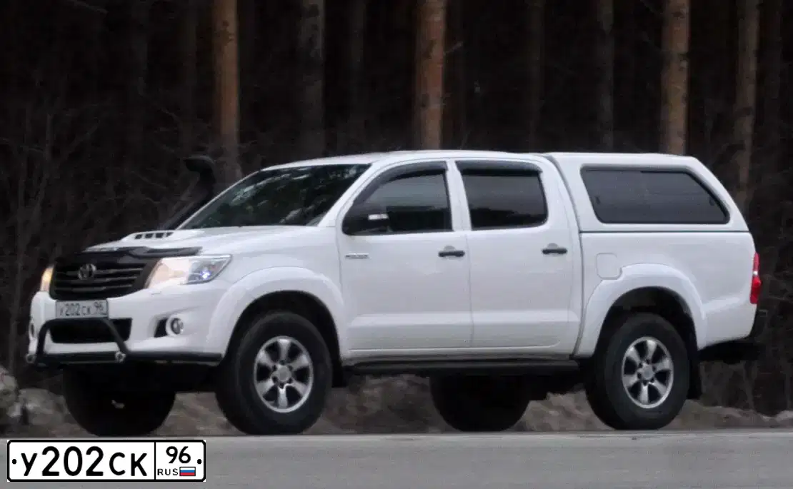 Фото автомобиля TOYOTA HILUX, 2012 — госномер Т070ОТ96. Цвет: Белый
