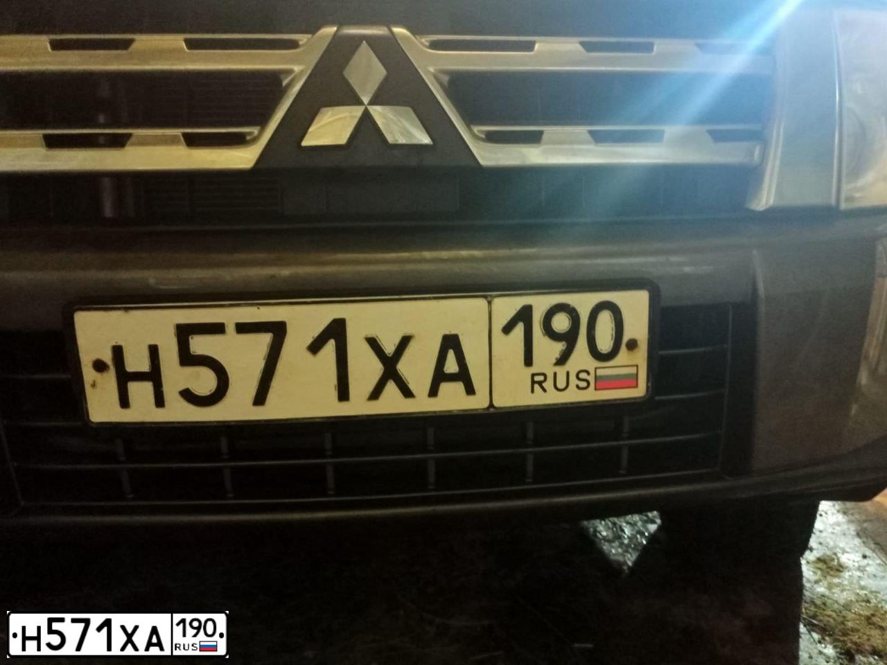 Фото автомобиля MITSUBISHI PAJERO, 2012 — госномер Н571ХА190. Цвет: Коричневый