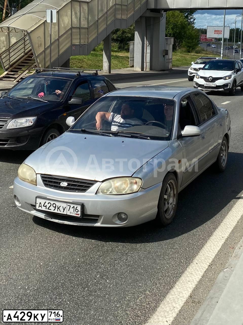 Фото автомобиля KIA SPECTRA, 2006 — госномер А429КУ716. Цвет: алмазное серебро (белый)