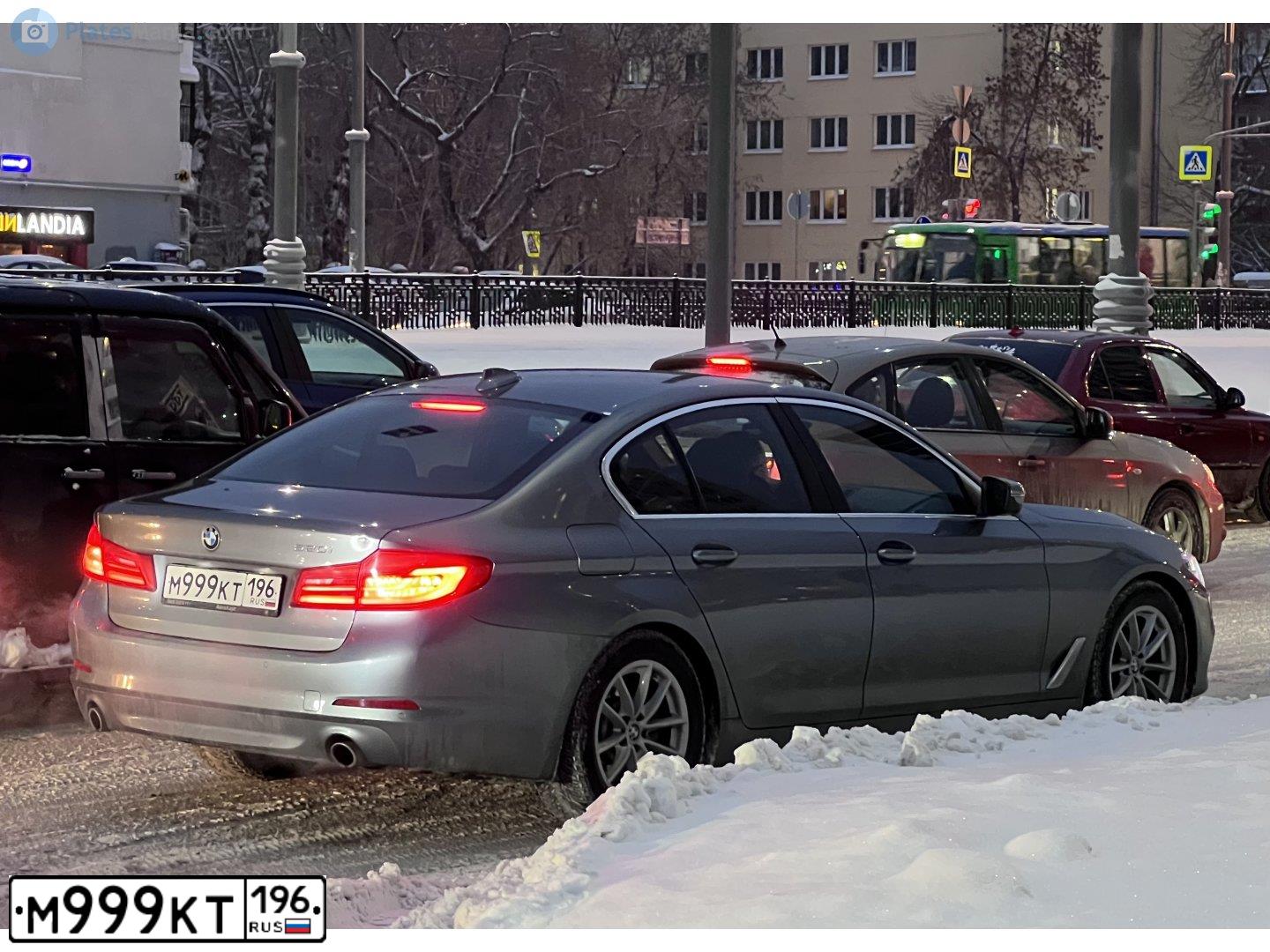 Фото автомобиля BMW SERIE 5, 2018 — госномер М999КТ196. Цвет: Серый