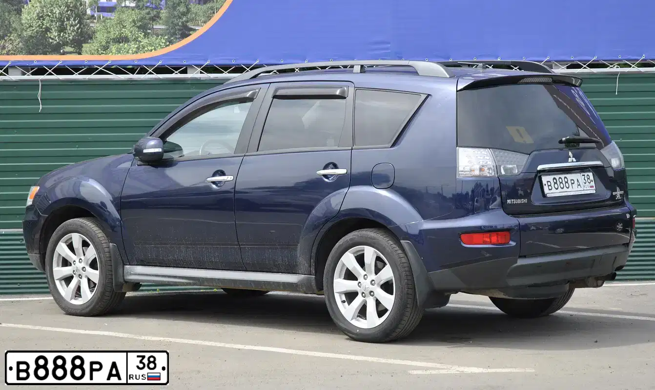Фото автомобиля MITSUBISHI OUTLANDER, 2011 — госномер С920ВК138. Цвет: СИНИЙ