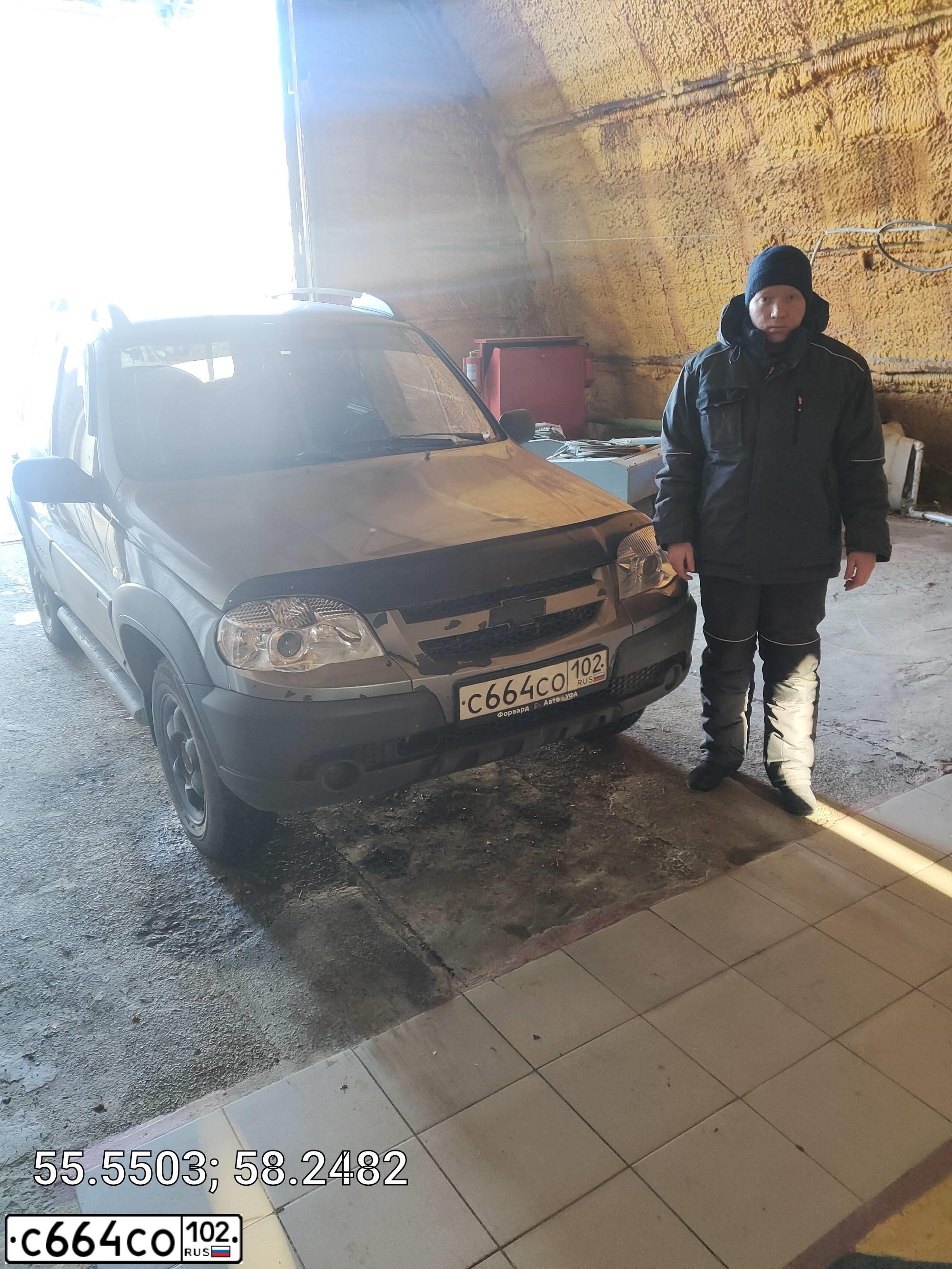 Фото автомобиля CHEVROLET NIVA, 2011 — госномер Т006НЕ102. Цвет: Темно-серый металлик