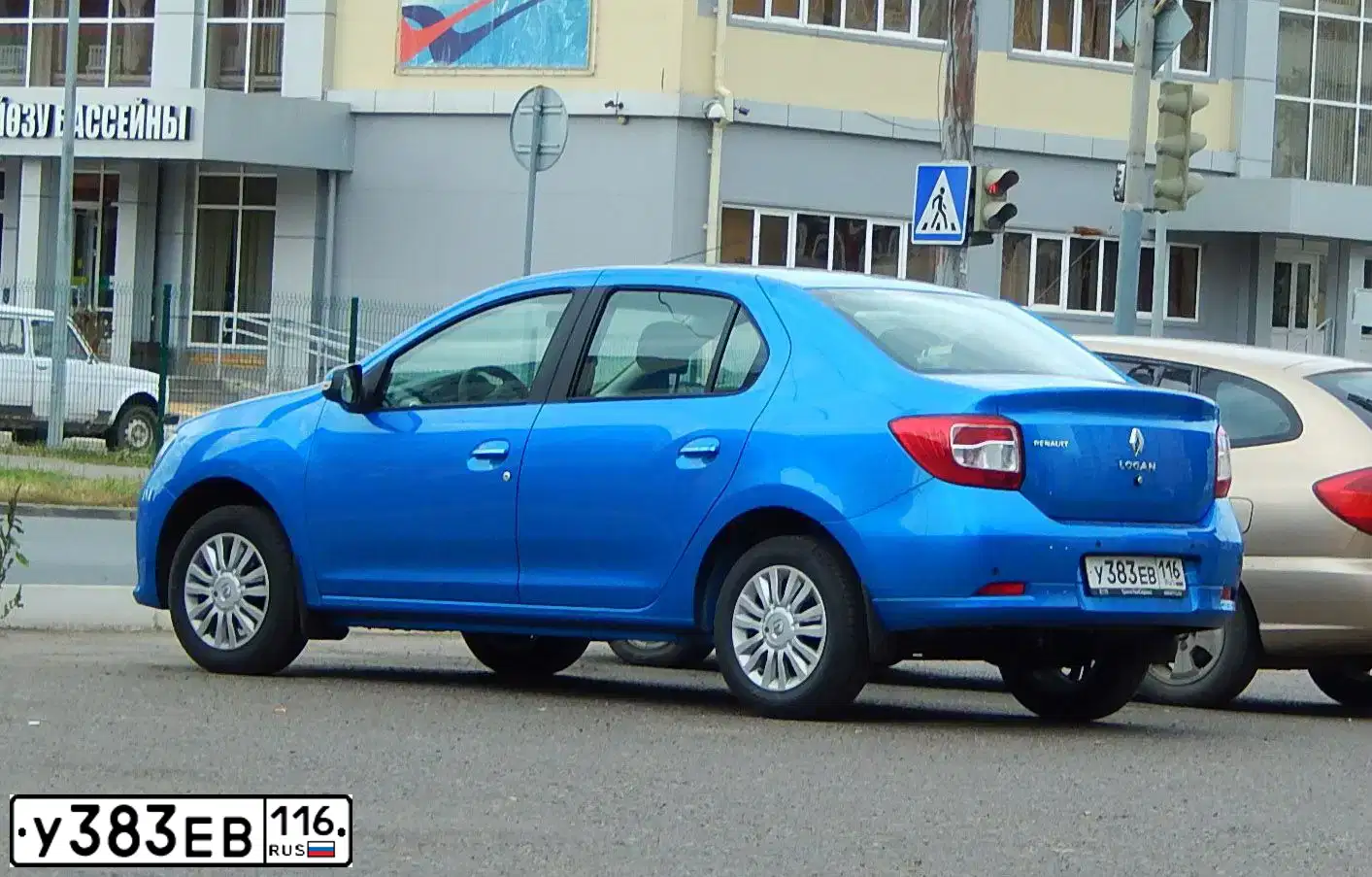 Фото автомобиля RENAULT LOGAN, 2014 — госномер Е092ВУ716. Цвет: СВЕТЛО-СИНИЙ