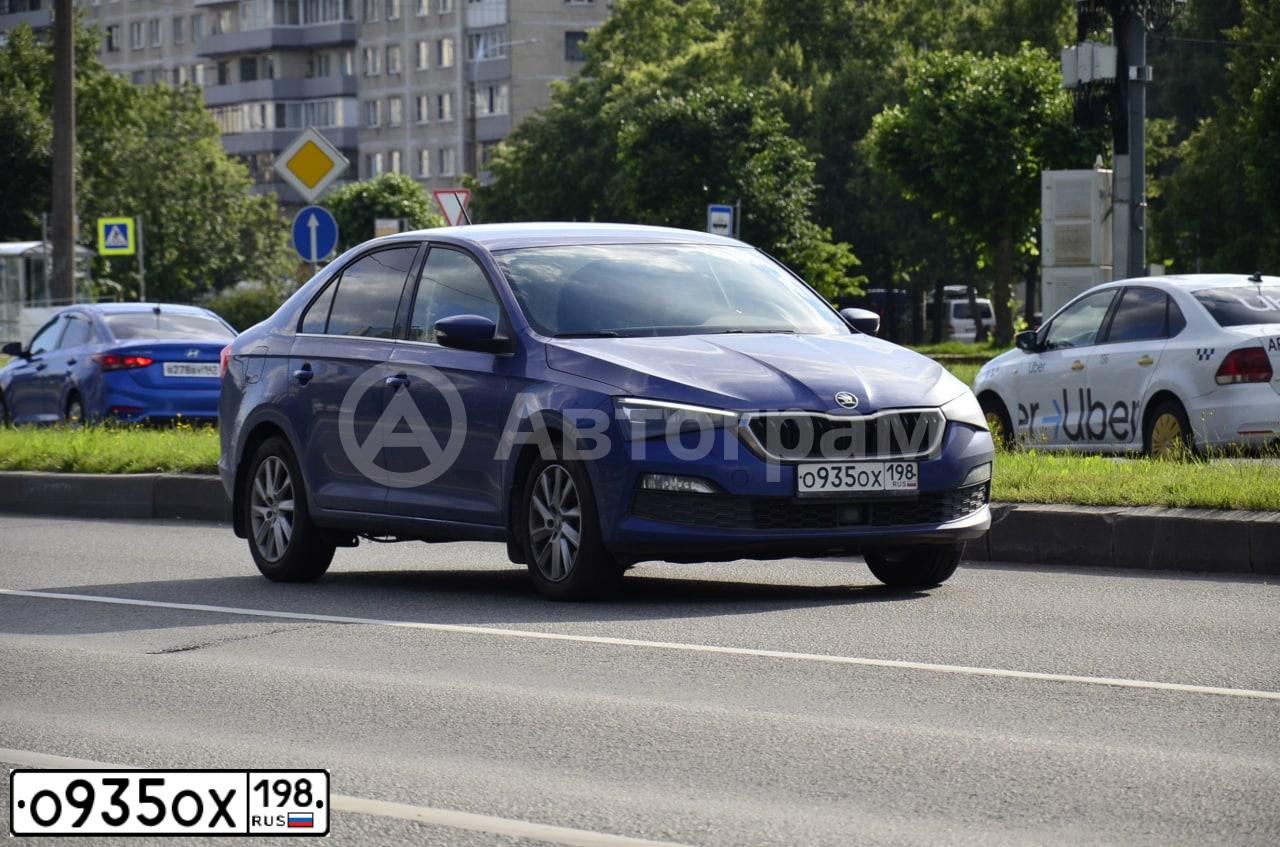 Фото автомобиля SKODA RAPID, 2020 — госномер О935ОХ198. Цвет: ЯРКО СИНИЙ