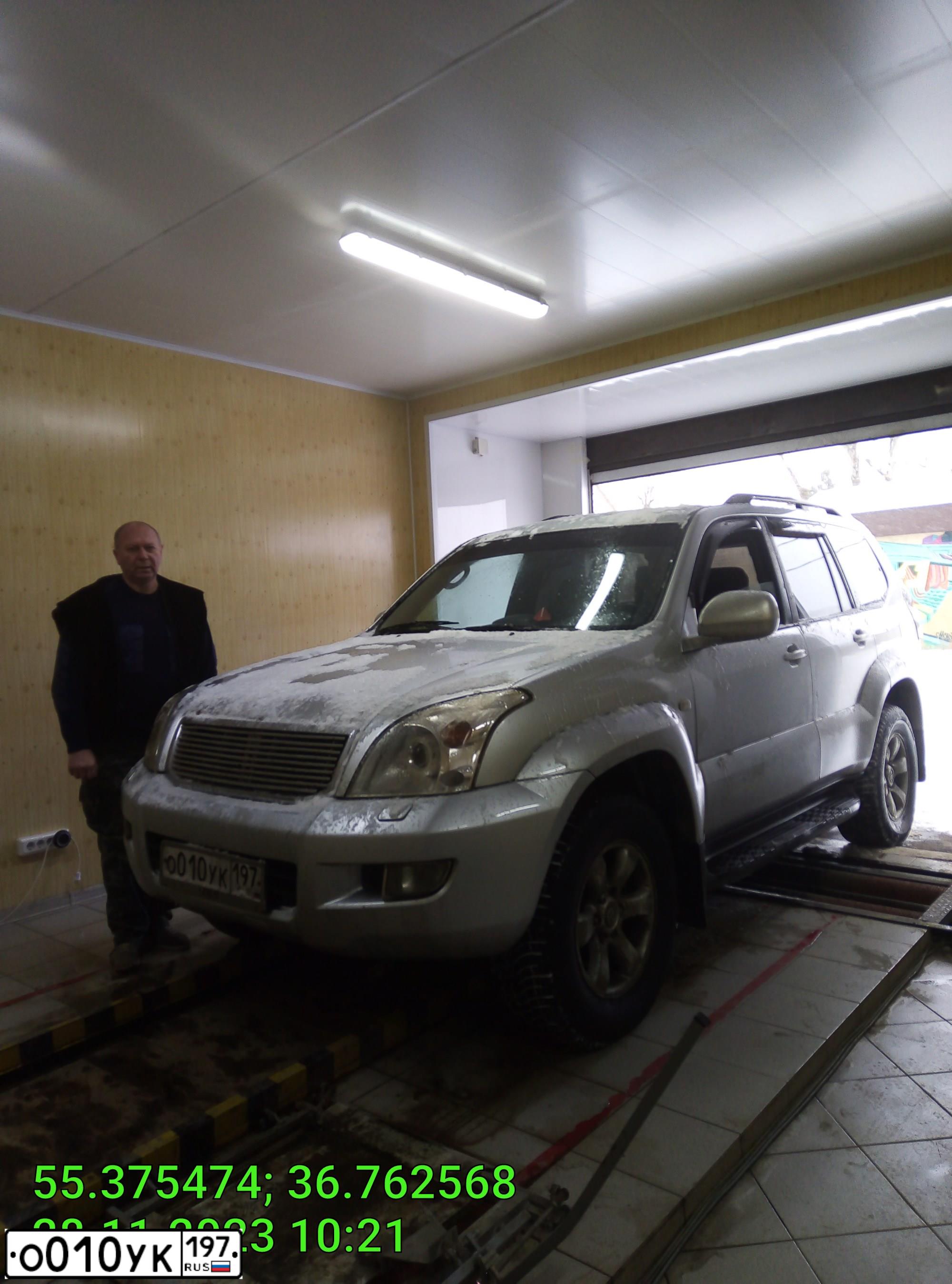 Фото автомобиля TOYOTA LANDCRUISER, 2007 — госномер М150КС150. Цвет: Серебристый