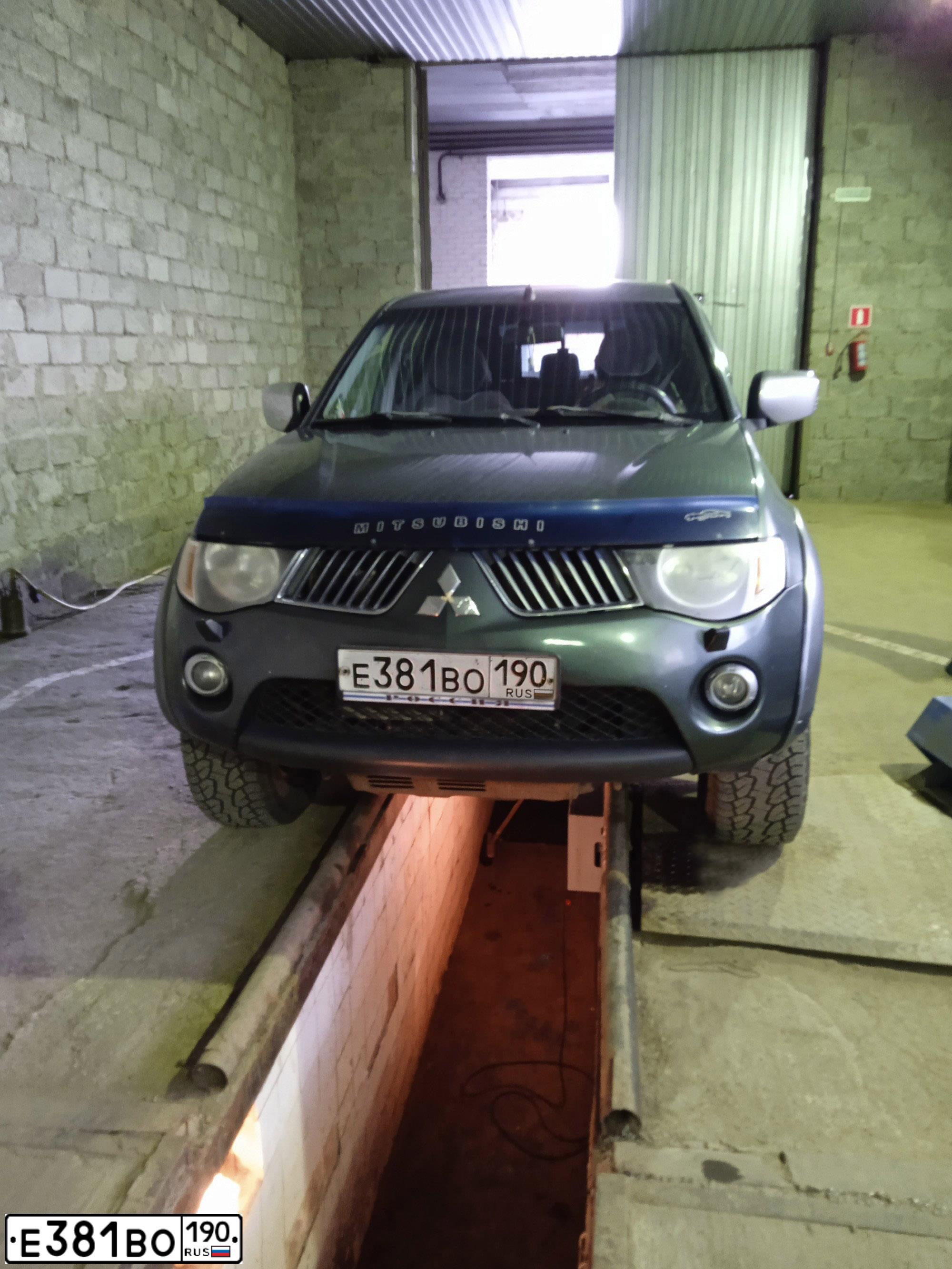 Фото автомобиля MITSUBISHI L 200, 2010 — госномер Е381ВО190. Цвет: СЕРЫЙ