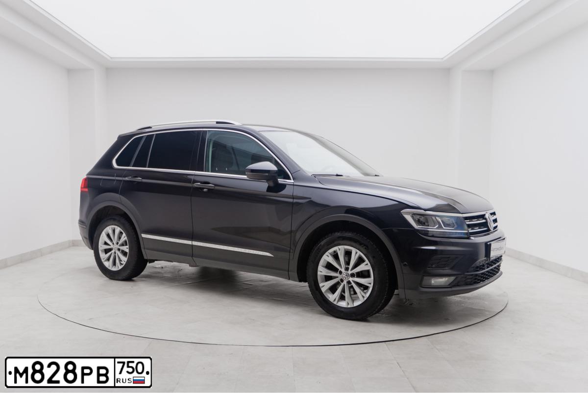 Фото автомобиля VOLKSWAGEN TIGUAN, 2017 — госномер М828РВ750. Цвет: ЧЕРНЫЙ