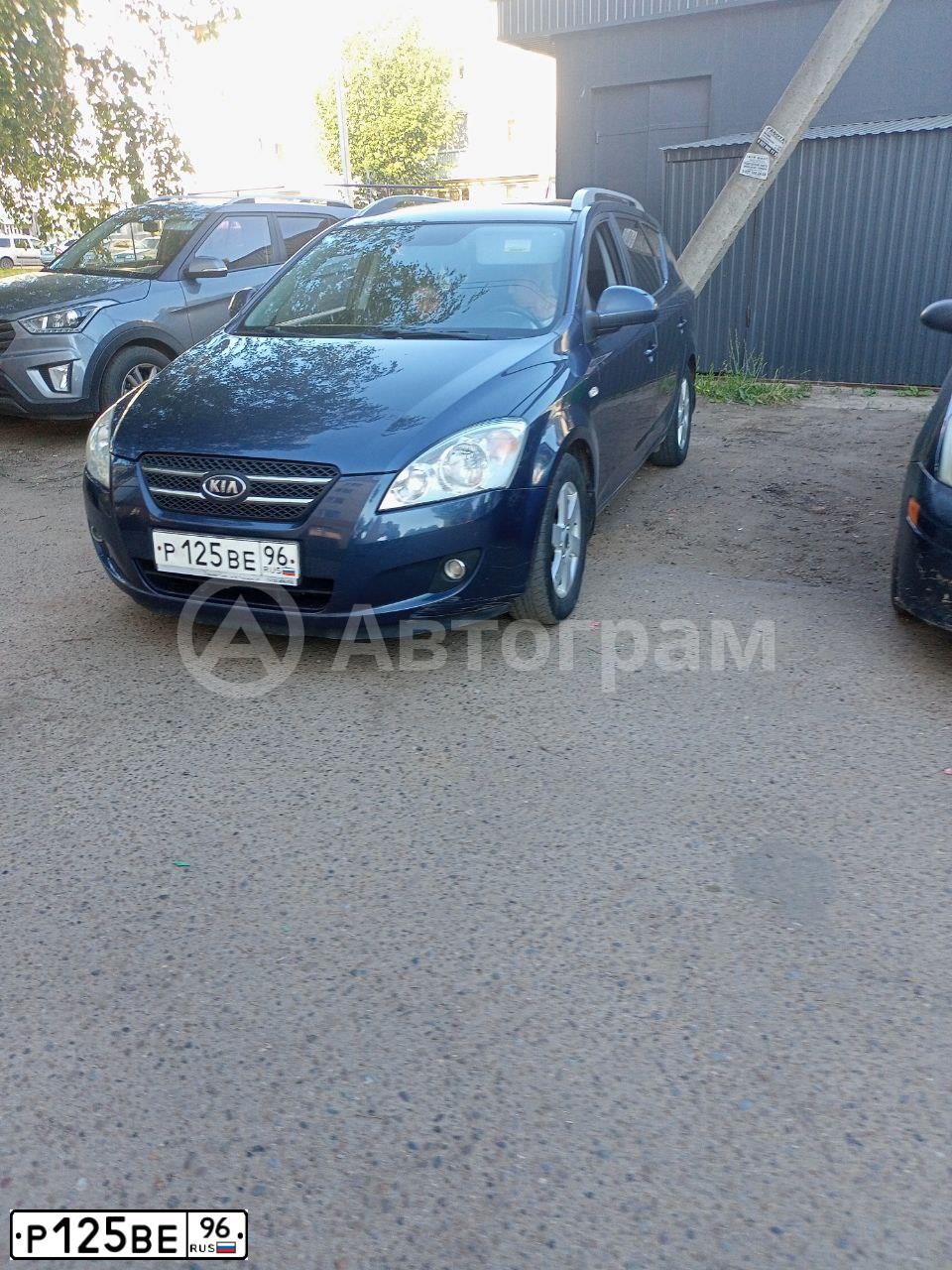 Фото автомобиля KIA CEE'D, 2009 — госномер Р125ВЕ96. Цвет: синий