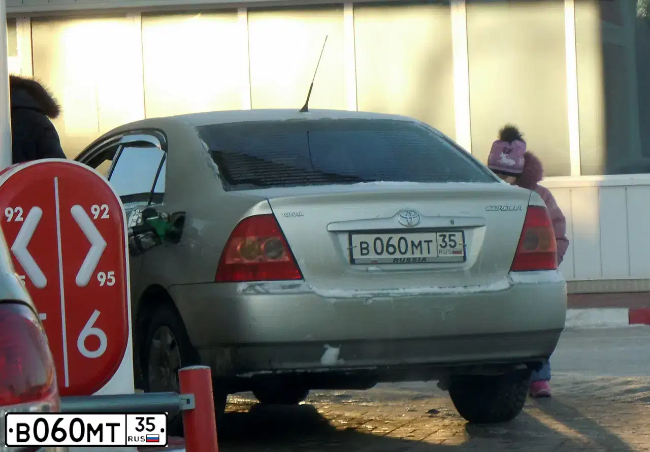 Фото автомобиля TOYOTA COROLLA, 2004 — госномер М931СТ35. Цвет: Серебристый
