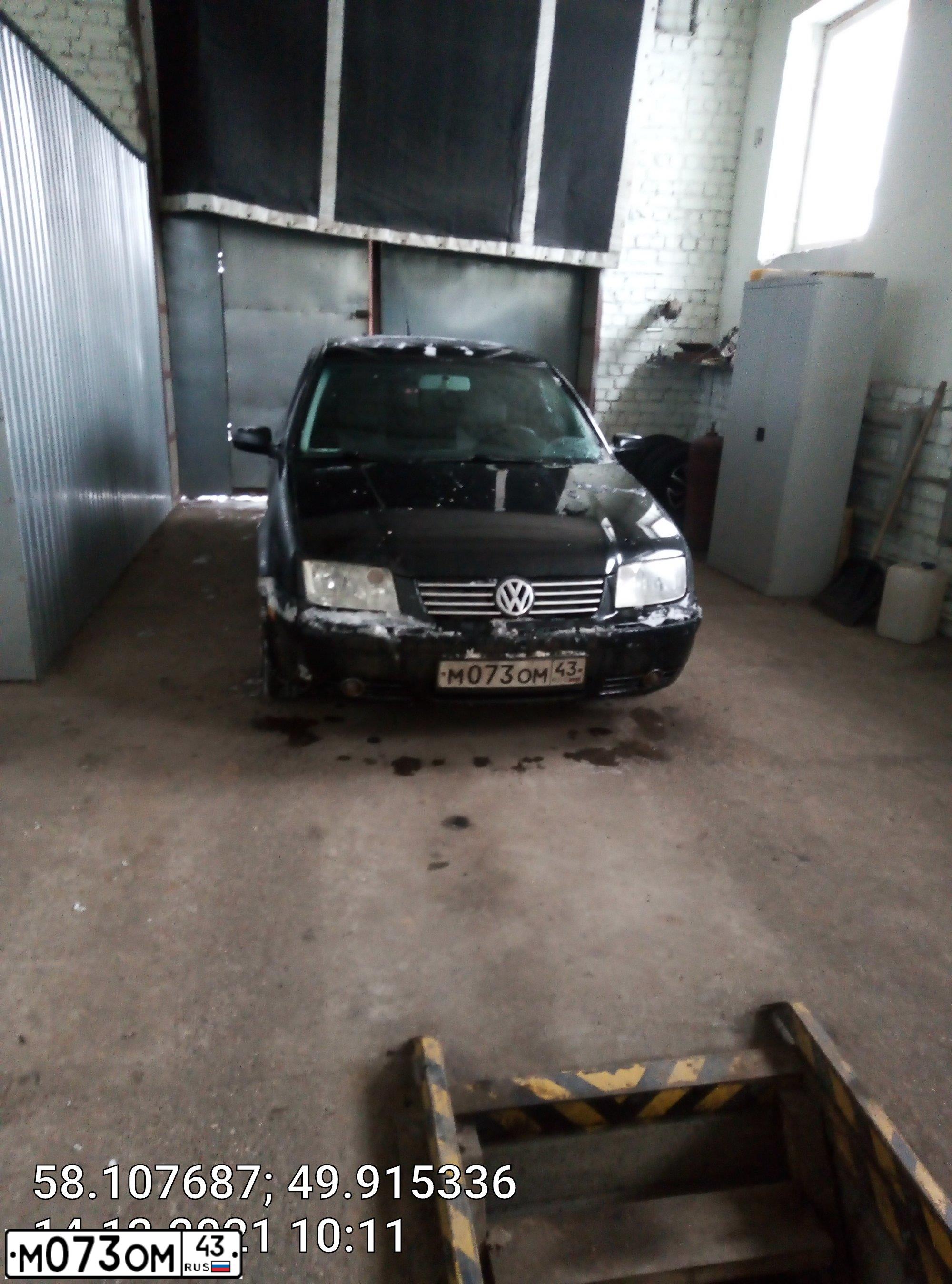Фото автомобиля VOLKSWAGEN JETTA, 2003 — госномер М900МР43. Цвет: ЧЕРНЫЙ