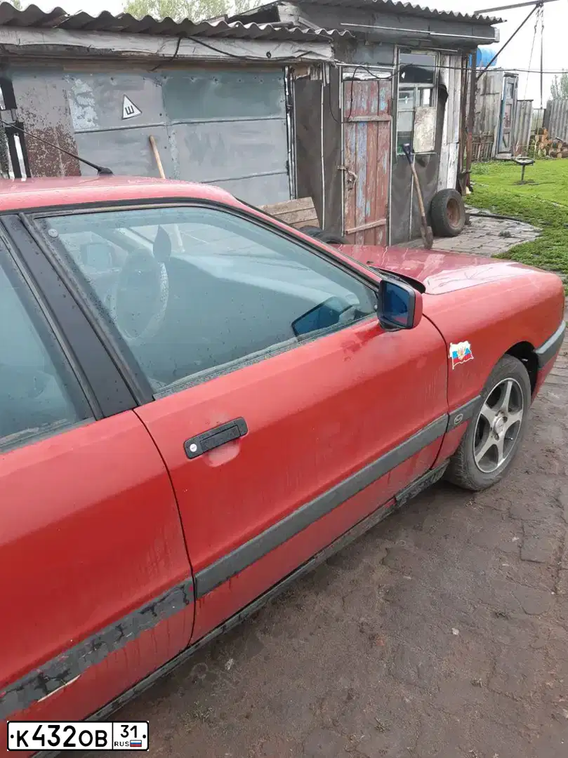 Фото автомобиля AUDI 80, 1989 — госномер К432ОВ31. Цвет: Красный