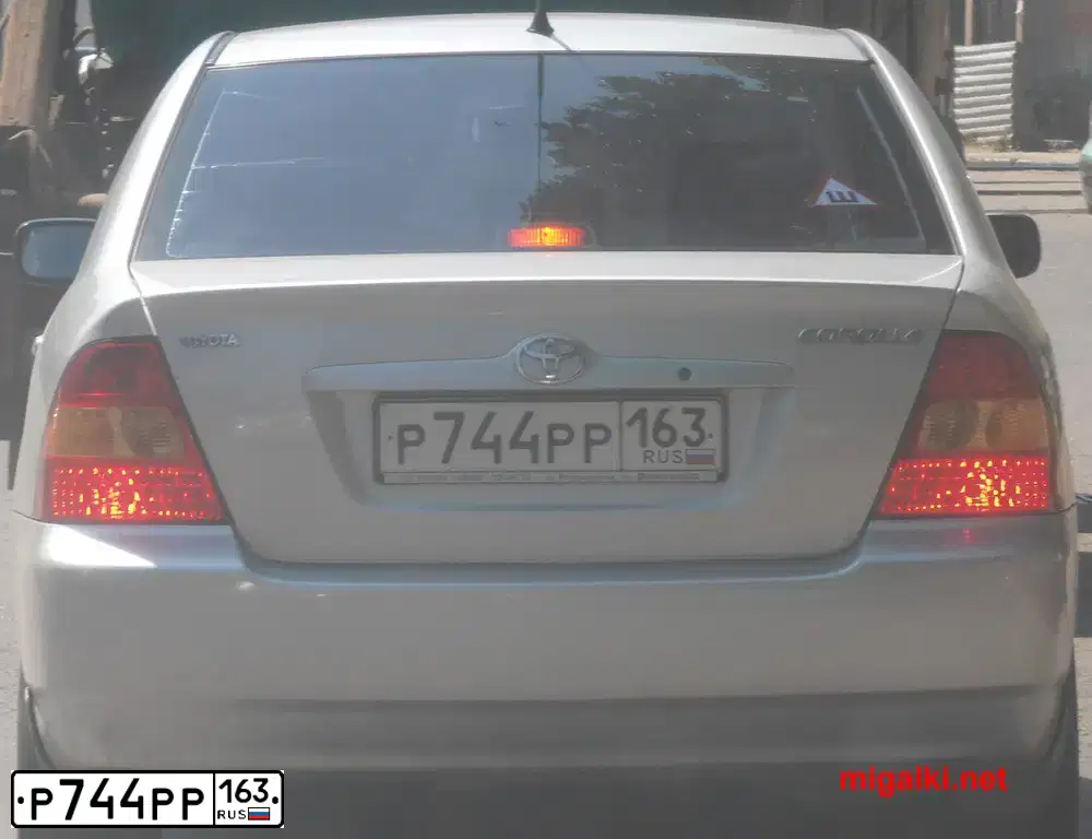 Фото автомобиля TOYOTA COROLLA, 2003 — госномер Р744РР163. Цвет: СЕРЫЙ