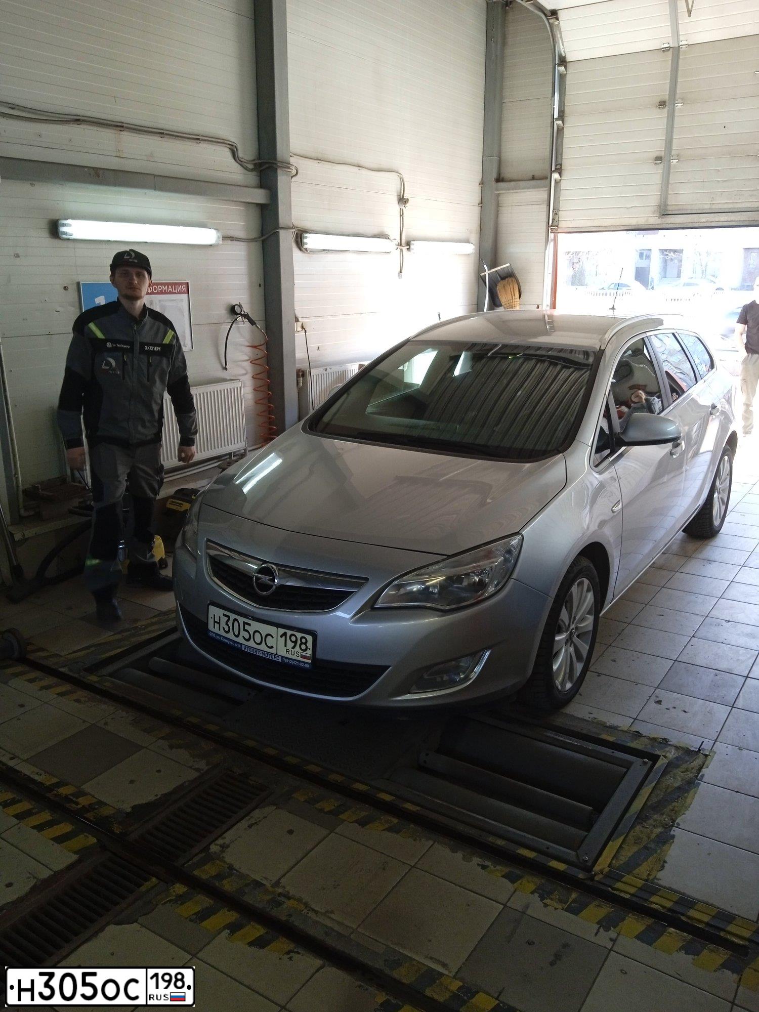 Фото автомобиля OPEL ASTRA, 2012 — госномер Н305ОС198. Цвет: СЕРЕБРИСТЫЙ