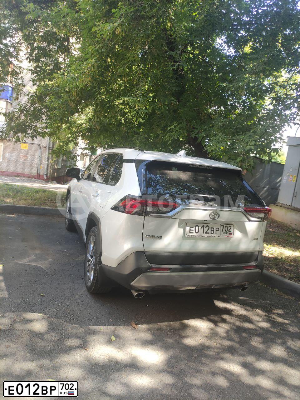 Фото автомобиля TOYOTA RAV4, 2020 — госномер Е012ВР702. Цвет: Белый