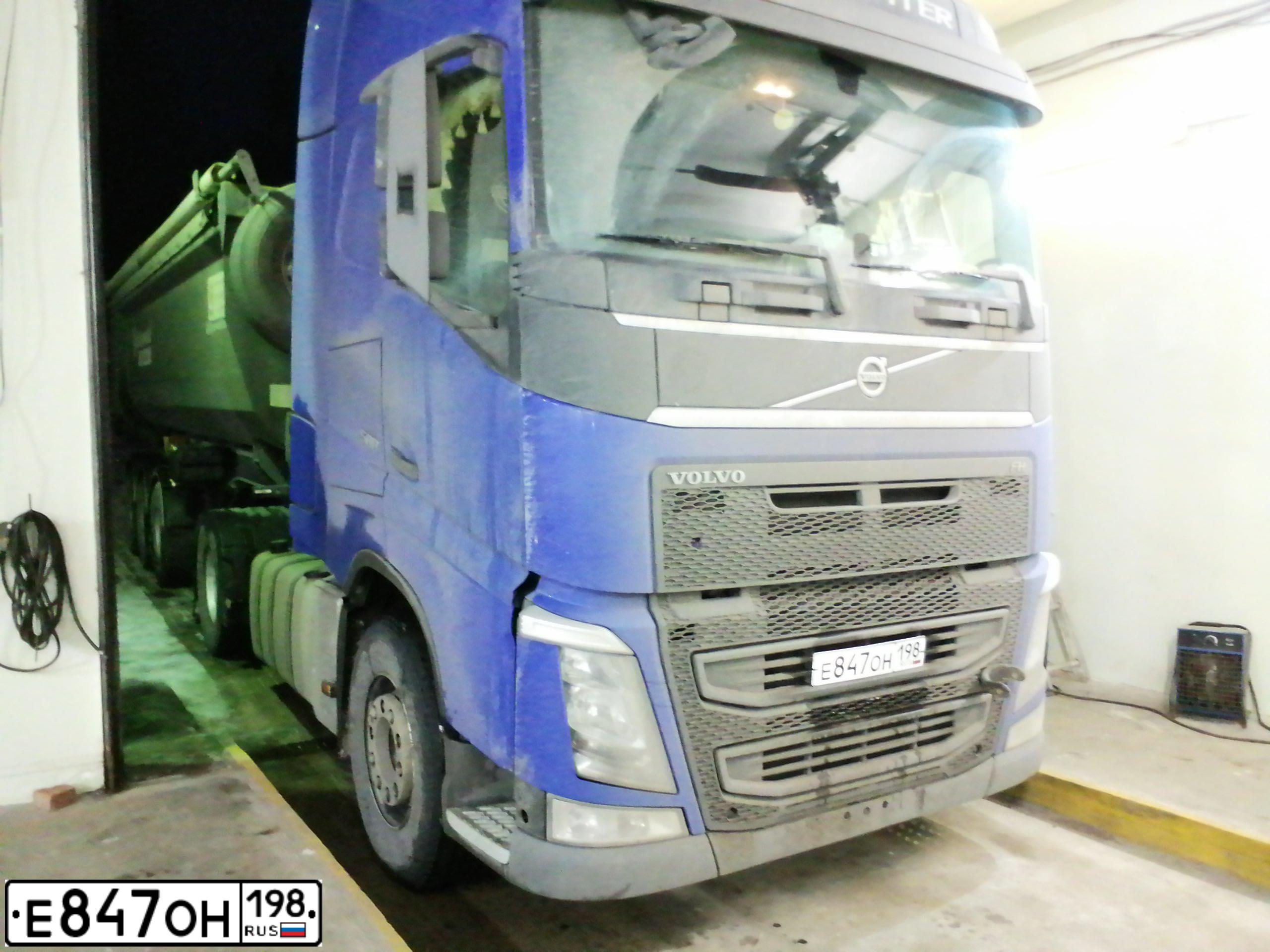 Фото автомобиля VOLVO SERIE FH /4X2/, 2017 — госномер Е847ОН198. Цвет: синий