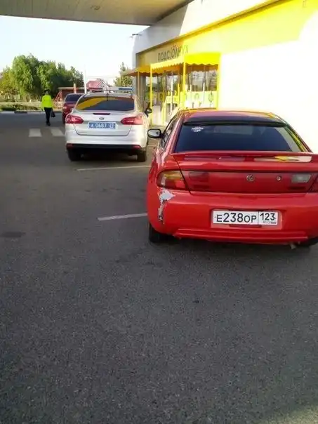 Фото автомобиля MAZDA 323, 1995 — госномер Р620ТЕ126. Цвет: Красный