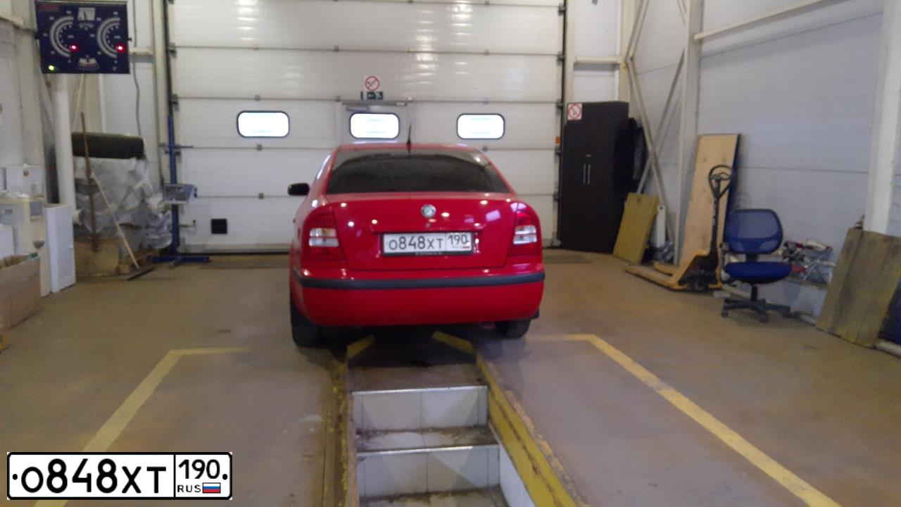 Фото автомобиля SKODA OCTAVIA, 2008 — госномер О848ХТ190. Цвет: Красный
