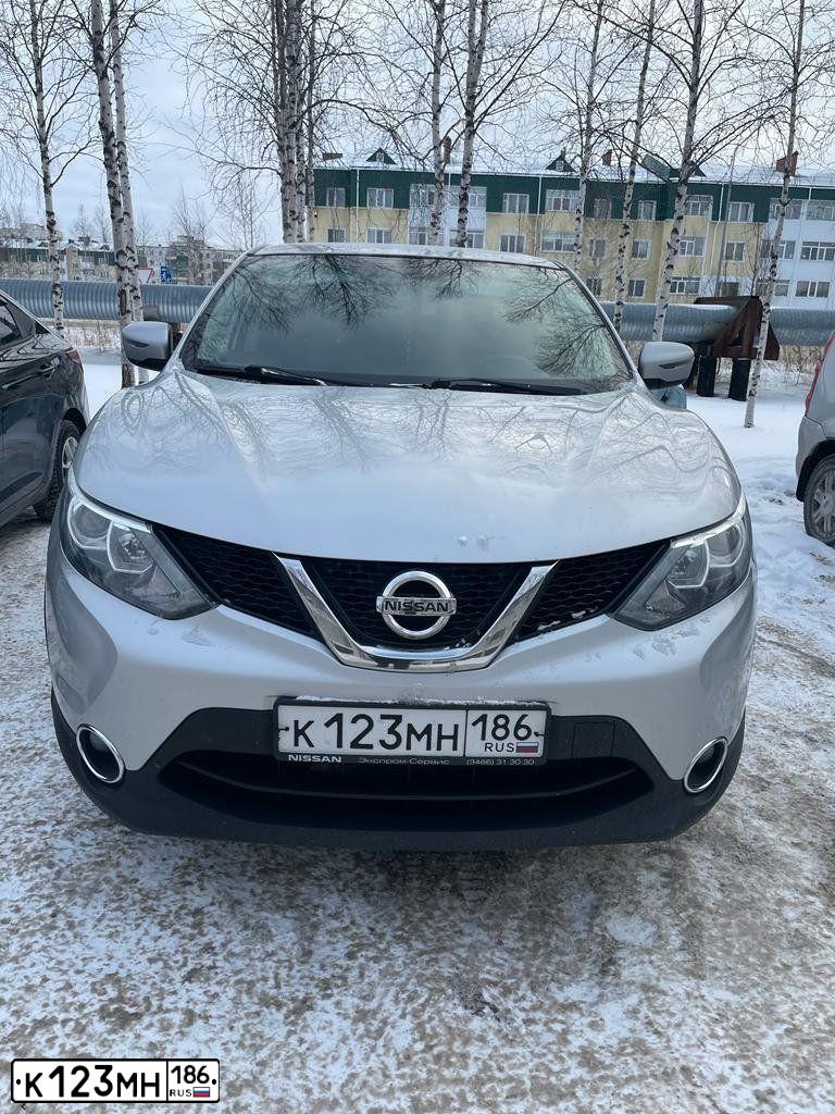 Фото автомобиля NISSAN QASHQAI, 2017 — госномер Р211КА186. Цвет: Серебристый