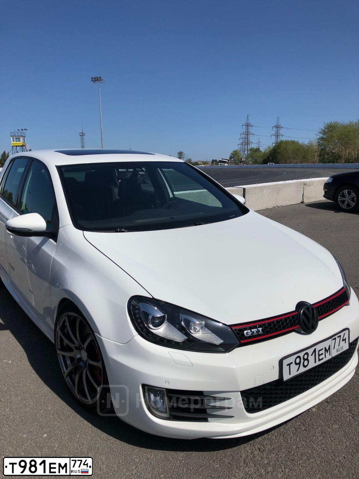 Фото автомобиля VOLKSWAGEN GOLF, 2010 — госномер Т981ЕМ774. Цвет: Белый