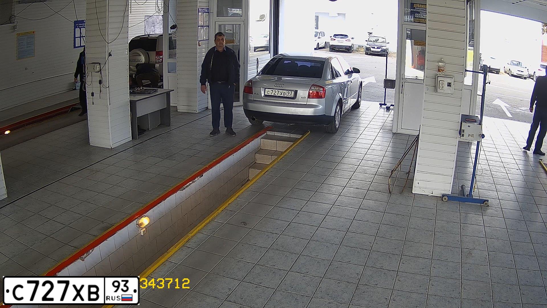 Фото автомобиля AUDI A4, 2001 — госномер С727ХВ93. Цвет: Серебристый