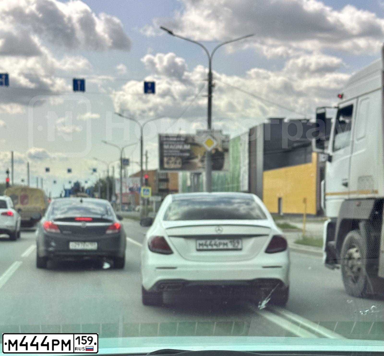 Фото автомобиля MERCEDES E-KLASSE, 2019 — госномер М444РМ159. Цвет: Белый