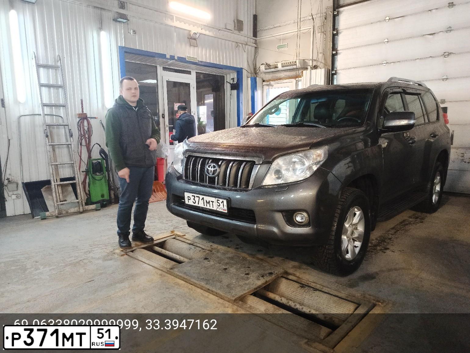 Фото автомобиля TOYOTA LANDCRUISER, 2011 — госномер Р371МТ51. Цвет: СЕРЫЙ