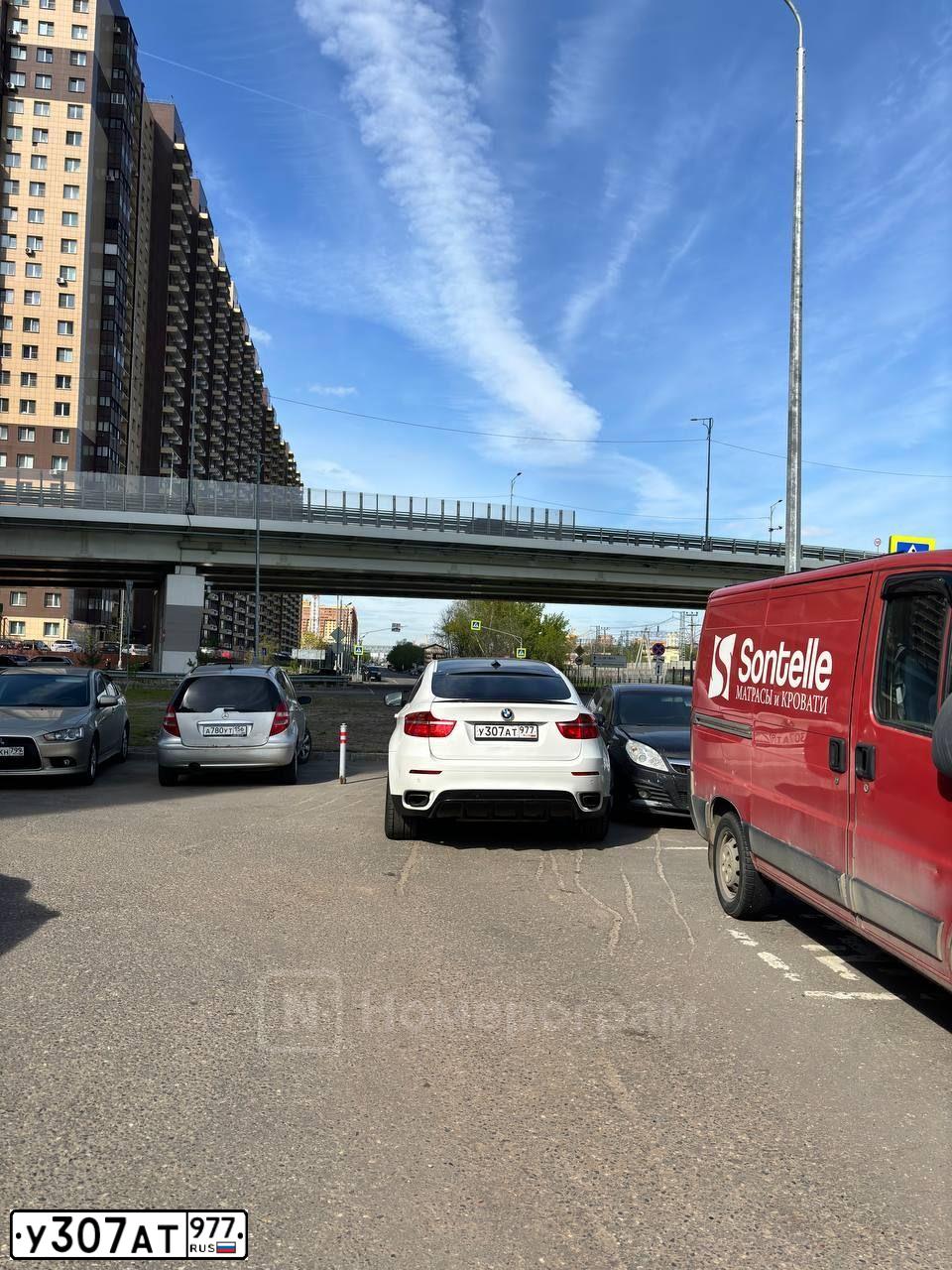Фото автомобиля BMW X6, 2009 — госномер У307АТ977. Цвет: Белый
