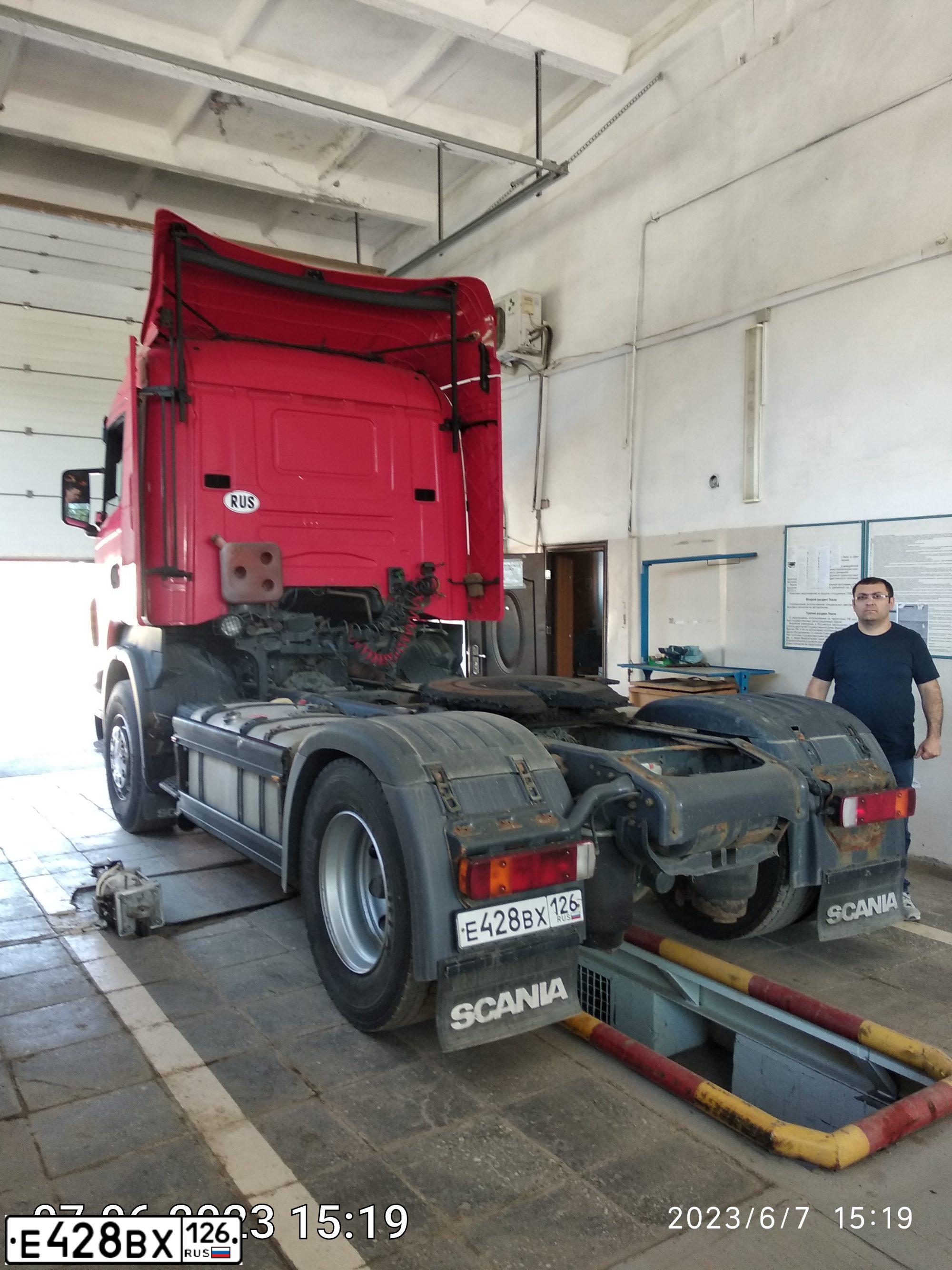 Фото автомобиля SCANIA SERIE R /4X2/, 2007 — госномер Е428ВХ126. Цвет: КРАСНЫЙ