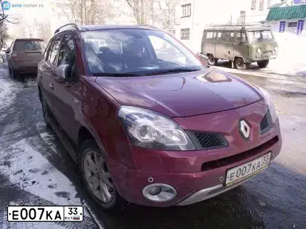 Фото автомобиля RENAULT KOLEOS, 2008 — госномер Е007КА33. Цвет: Красный