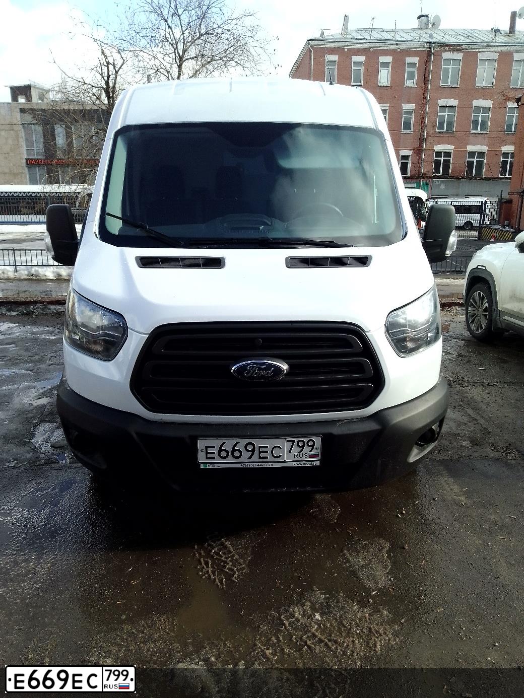 Фото автомобиля FORD TRANSIT, 2018 — госномер Е669ЕС799. Цвет: БЕЛЫЙ