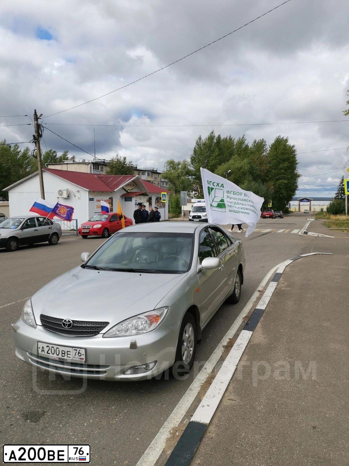 Фото автомобиля TOYOTA CAMRY, 2004 — госномер А200ВЕ76. Цвет: СВЕТЛО-СЕРЫЙ