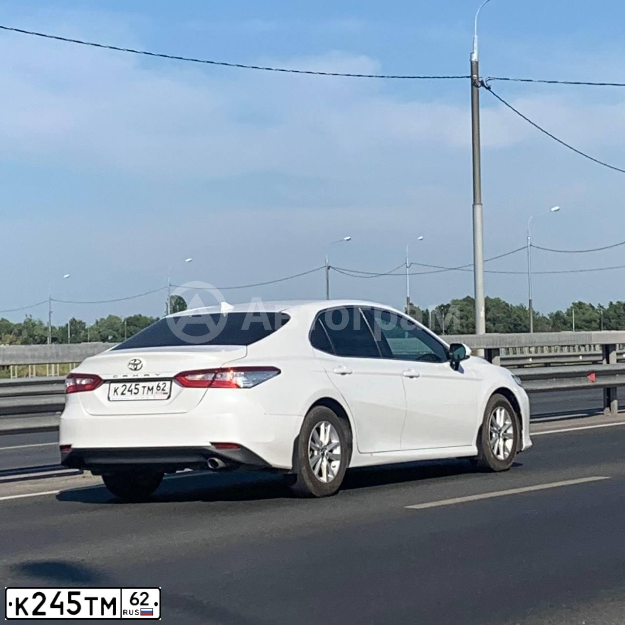 Фото автомобиля TOYOTA CAMRY, 2019 — госномер К245ТМ62. Цвет: БЕЛЫЙ ПЕРЛАМУТР