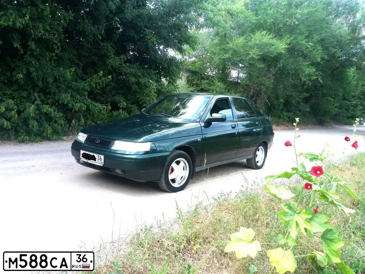 Фото автомобиля LADA 2112 LADA, 2004 — госномер М588СА36. Цвет: Темно-зеленый