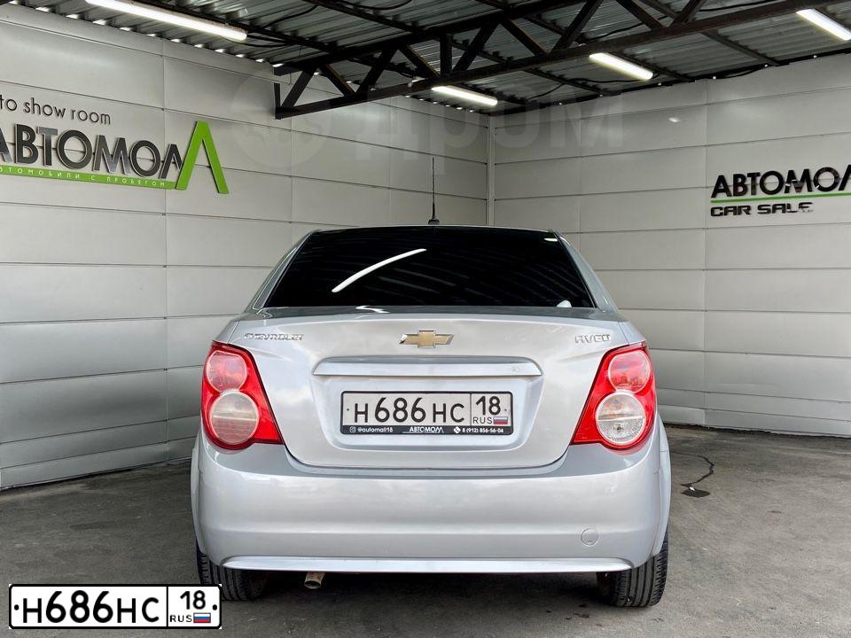 Фото автомобиля CHEVROLET AVEO, 2012 — госномер Х013ТТ18. Цвет: СЕРЕБРИСТЫЙ