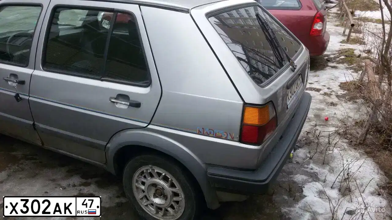 Фото автомобиля VOLKSWAGEN GOLF, 1990 — госномер Х302АК47. Цвет: белый(серый)