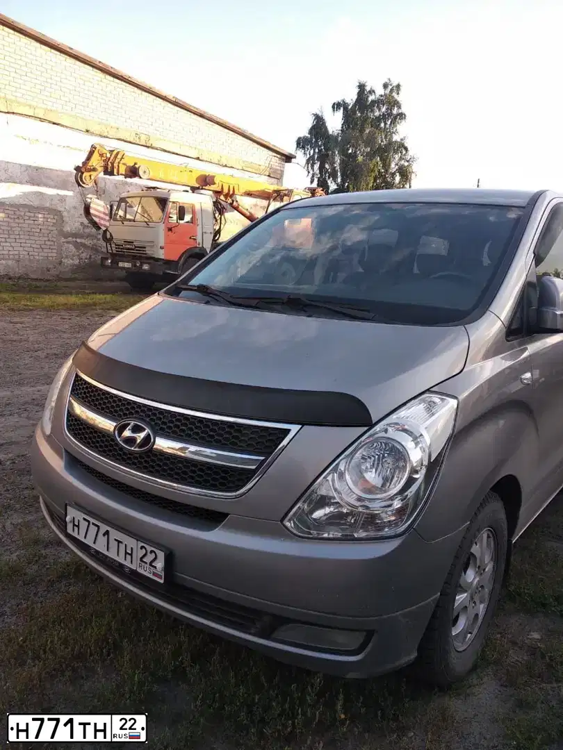 Фото автомобиля HYUNDAI GRAND STAREX, 2011 — госномер О161НМ40. Цвет: СЕРЫЙ