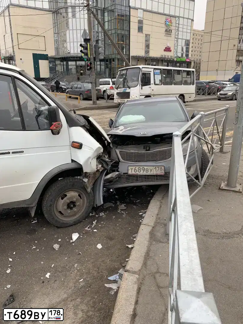 Фото автомобиля KIA RIO, 2014 — госномер Т689ВУ178. Цвет: голубой