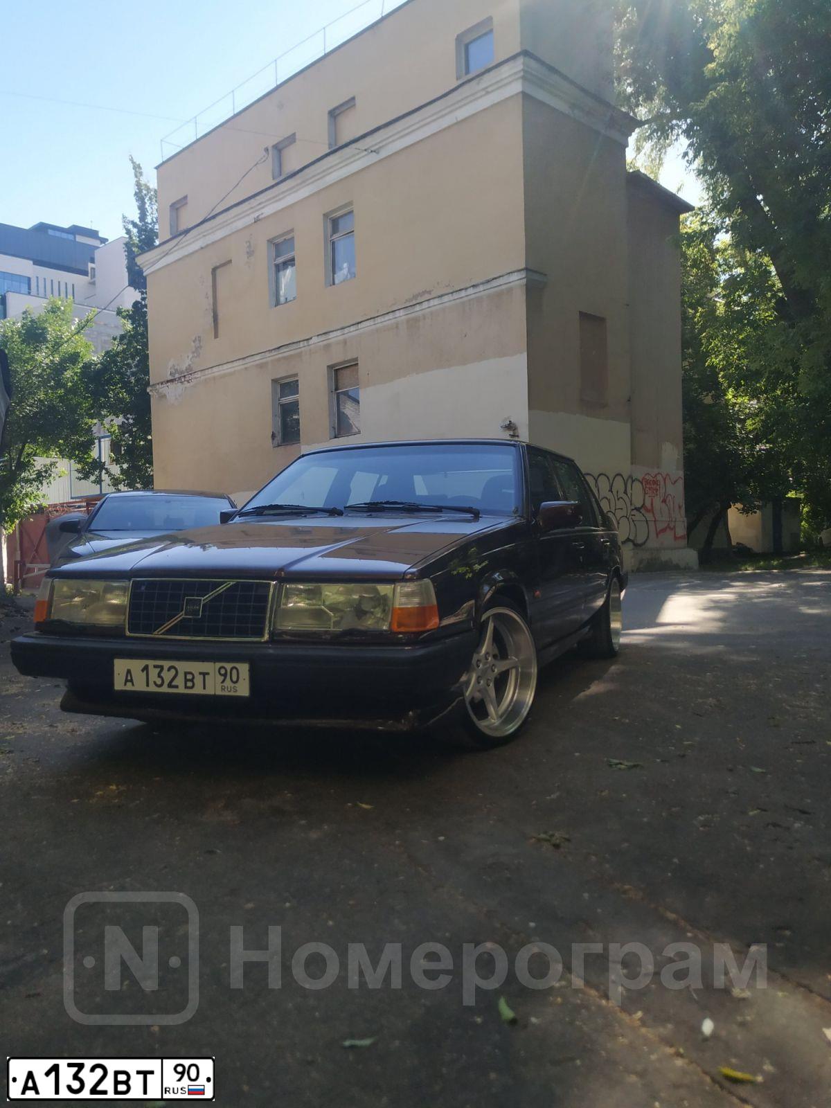Фото автомобиля VOLVO 900-SERIE, 1996 — госномер А132ВТ90. Цвет: КОРИЧНЕВЫЙ