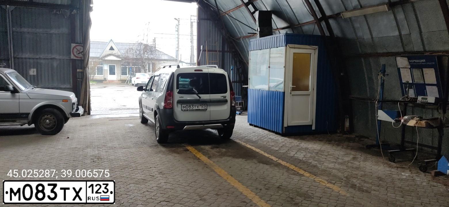 Фото автомобиля LADA LARGUS, 2018 — госномер М083ТХ123. Цвет: БЕЛЫЙ