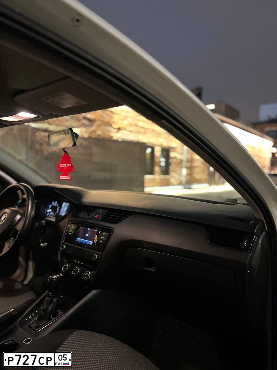 Фото автомобиля SKODA OCTAVIA, 2014 — госномер Р727СР05. Цвет: Белый