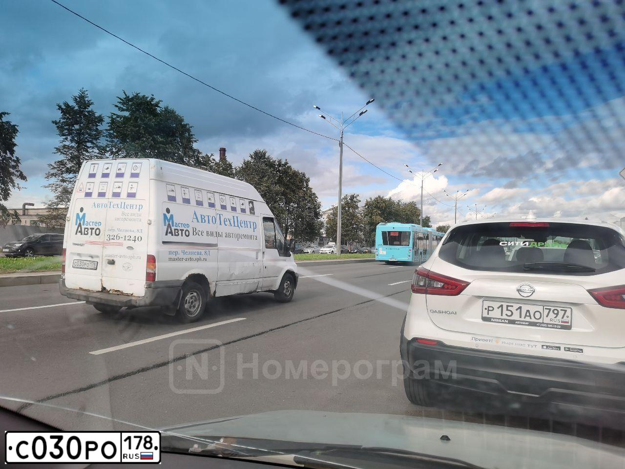 Фото автомобиля FORD TRANSIT, 2001 — госномер С030РО178. Цвет: Белый