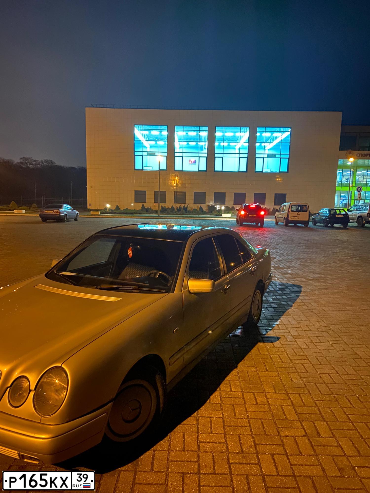 Фото автомобиля MERCEDES E-KLASSE, 1995 — госномер Р165КХ39. Цвет: Серебристый