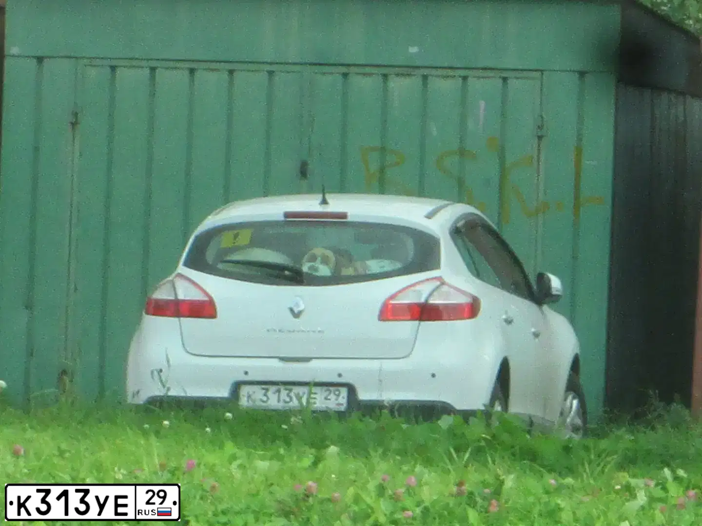Фото автомобиля RENAULT MEGANE, 2013 — госномер К313УЕ29. Цвет: Белый