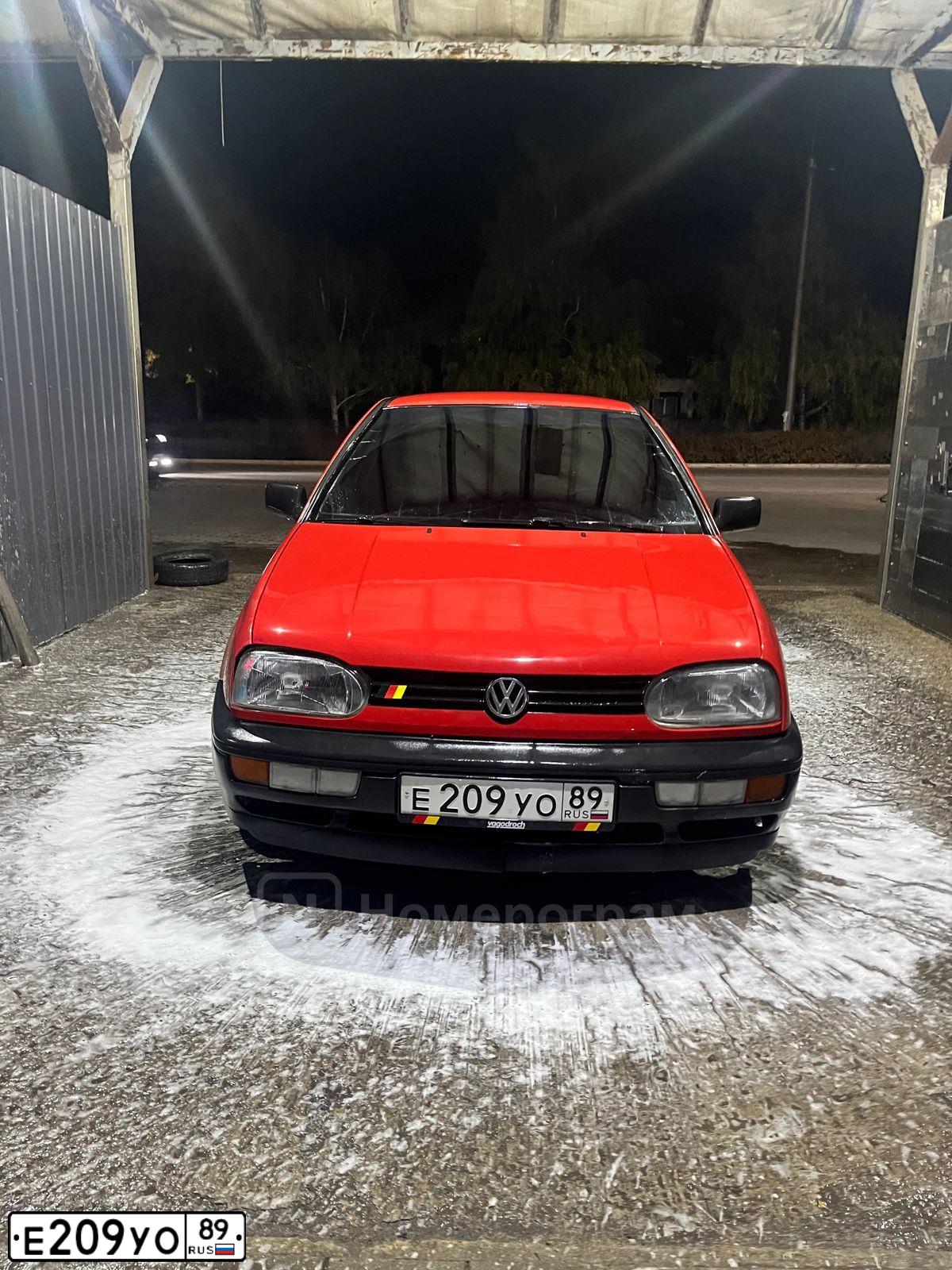 Фото автомобиля VOLKSWAGEN ФОЛЬКСВАГЕН ГОЛЬФ, 1993 — госномер Е209УО89. Цвет: Красный