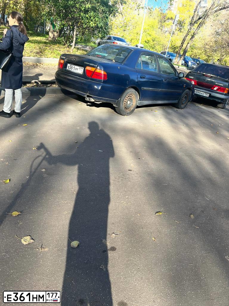 Фото автомобиля MITSUBISHI CARISMA, 1997 — госномер Е361НМ177. Цвет: синий