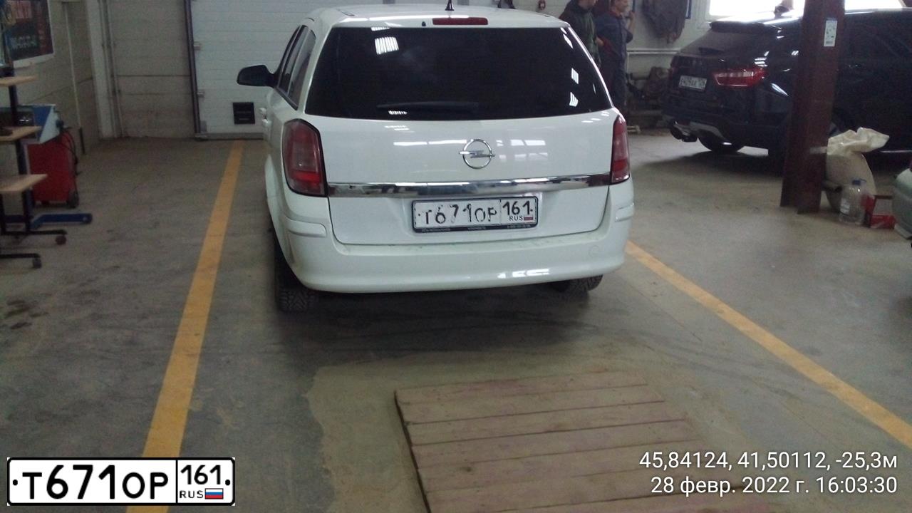 Фото автомобиля OPEL ASTRA, 2011 — госномер Р470КХ126. Цвет: Белый